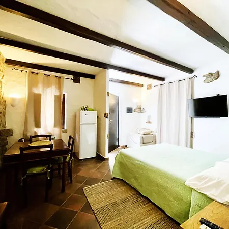 Amsicora 8 Lt ゲストハウス 3*