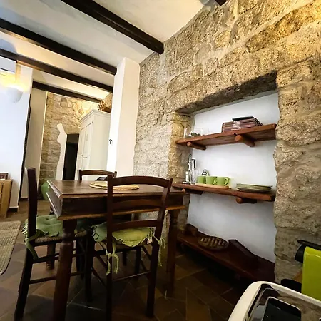 Amsicora 8 Lt ゲストハウス 3*